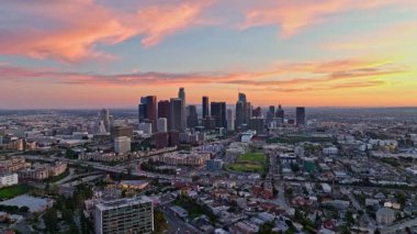 İHA 'dan Los Angeles' a. Los Angeles şehir manzarasında gün batımı. Los Angeles trafiğinde akşam gökyüzü. Los Angeles üzerinde hava görüntüsü. Gün batımında kalabalık yollarla Los Angeles silueti