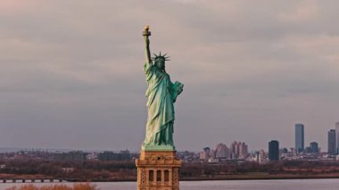 Özgürlük heykeli olan New York 'un hava manzarası. Özgürlük heykeli ve Manhattan silueti yukarıdan görünüyor. Özgürlük Heykeli ve New York silueti ile hava manzarası. İHA şehir manzarasında Özgürlük Heykeli