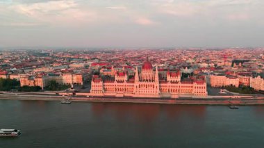 Budapeşte hava manzarası. Macaristan 'ın İHA videosunun başkenti Budapeşte. Şehir simgesi. Budapeşte 'nin en iyi şehir manzarası. Budapeşte silüeti