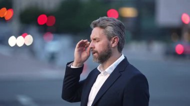 Baş ağrısı işadamı dışarıda duygusal krizle karşı karşıya. Baş ağrısı işadamı sorumluluktan boğuldu. Baş ağrısı işadamı kaygıyla uğraşıyor. Yorgun suratlı baş belası iş adamı.