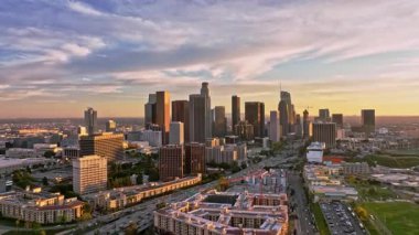 Los Angeles ufkunun üzerinde dramatik bir gökyüzü. Los Angeles şehir merkezindeki hava manzarası. Los Angeles üzerinde hava görüntüsü. Los Angeles 'ta parlayan gökdelenler. Gün batımında Los Angeles şehir merkezinde. Los Angeles gökdelenleri, gece gökdelenleri
