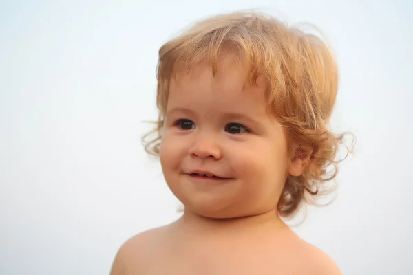 Glücklicher kleiner Junge — Stockfoto