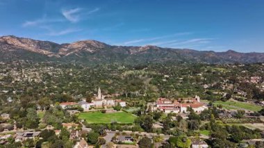 Santa Barbara banliyö insansız hava aracı atışı. Tepeli Santa Barbara şehri. Santa Barbara 'da Kaliforniya kıyısı. Santa Barbara üzerinde hava manzarası