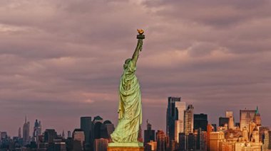 Özgürlük heykeli ve New York gökdelenleri. New York, ABD 'de Özgürlük Anıtı. Özgürlük Heykeli ve New York Şehri silueti. Özgürlük Anıtı ve New York silueti