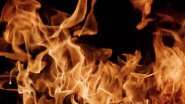 Alev alev yanan alevler. Ateş yavaş çekimde yanar. Alevli sinematik sıcaklık. VFX için arkaplanı ateşle