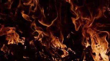 Ağır çekim güçlü alevler yakıyor. Ağır çekimde yanan gerçekçi yanma. Ateş yavaş çekim, parlak turuncu tonlar. Yavaş çekimde soyut arkaplanı ateşle
