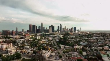 Los Angeles şehir merkezinin havadan görüntüsü. Los Angeles şehir merkezinde İHA uçuşu. Los Angeles silueti Amerikan şehri üzerinde yükseliyor. Los Angeles 'ın merkezindeki kulelerde. Amerikan şehir merkezi Los Angeles hava sahnesi