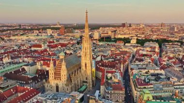 Viyana Stephansdom katedrali gökyüzü. Stephansplatz 'daki Viyana Gotik Kulesi. Avusturya 'nın başkenti Viyana manzarası. Viyana Mimar Mirası