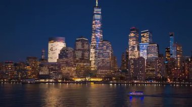 New York 'un en iyi manzarası. Geceleri NYC panoraması. Hudson nehrinin üstünde New York Manhattan, New York. New York City silueti. New York hava manzaralı. New York insansız hava aracı Manhattan 'ın gece manzarası