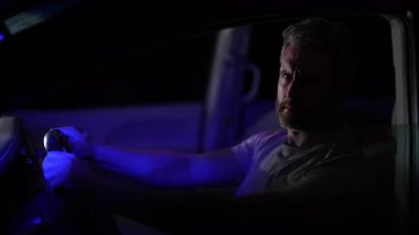 Akşamları suç arabası süren bir şoför. Polis sireni sırasında arabadaki şoförü uyarın. Geceleri arabanın içinde şoförlerin olduğu bir suç. Polis sireni gece sürücüyü kovalıyor. Şoför kendini uyanık hissediyor.