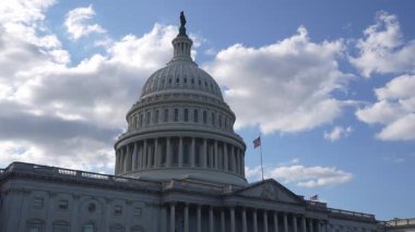 Başkentte bayraklı Amerikan Kongre Binası. Washington DC Hükümet Binası. Amerikan Kongresi ve Senato sembolü. Washington 'daki Amerikan Kongre Binası mimarisi. Kongre Meclis 'te toplandı.