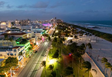 Okyanus ve gökyüzü olan Miami alacakaranlık kıyısı. Miami Sahili alacakaranlık silueti. Miami 'nin okyanus kıyısında ünlü bir akşam. Akşam Miami 'de.