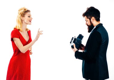 Retro fotoğrafçı komik kadının fotoğrafını çekiyor. Retro kameralı klasik fotoğraf konsepti. Eski tarz. Eski moda. Profesyonel fotoğrafçı ve eski model.