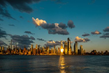 Gün batımında New York 'ta. Gökdelenleri olan New York şehri. New York şehri silueti panoramik. Manhattan silueti. New York ve Hudson Nehri. New York şehir merkezi. New York gökdelenleri