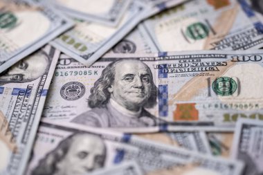 Para geçmişi ve dolar banknotları. Amerikan dolarının dokusu. 100 dolarlık banknotlar. Pankart için 100 dolarlık banknotlar. Finans kavramı için Amerikan doları modeli. Dolar para birimi kavramı