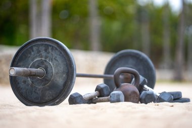 Spor malzemeleri geçmişi. Kettlebell, halter ve dambıl, yaz sporu. Açık hava sporu. Spor salonunda spor egzersizi. Ağırlık kaldırıyorum. Sağlıklı bir yaşam tarzı. Spor salonu açık havada. Spor arkaplanı