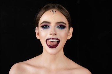 Güzellik modası. Makyaj stüdyosu resmi. Makyaj kozmetik tarzı. Makyaj yaratıcı sanat