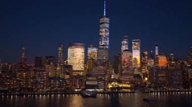 New York Şehri 'nin seyahat yeri. NYC Manhattan 'ın deniz manzarası. New York havacılık panoramik şehir manzarası. Mavi tonlu New York silueti. New York Manhattan 'da ikonik kuleler, NYC
