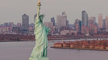 New York 'tan önce Özgürlük Heykeli. New York şehrinin ünlü anıtı. Özgürlük heykeli ve New York gökdelenleri. İkonik Amerika sembolü. New York üzerinde Özgürlük Heykeli