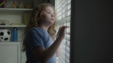 Çocuk pencereden dışarı bakarken hikayeler hayal ediyor. Işık ve gölgelerde hayal gücünü keşfeden bir çocuk. Hayal gücü yüksek bir çocuk hayal kuruyor. Pencerenin yanında hayal gücünü ifade eden çocuk