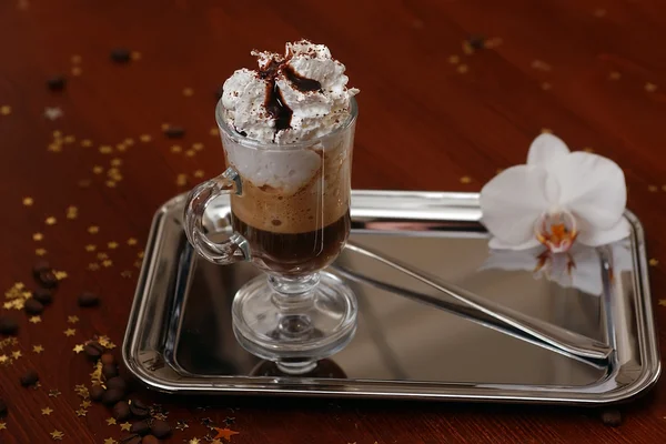 Ірисова кава в склянці — стокове фото