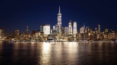 NYC Metropolis 'in gece manzarası. New York Şehri 'nin panoramik Manhattan manzarası. Geceleri New York silueti. New York gece gökyüzü manzarası. New York büyük bir Amerikan şehri. New York Şehri geceleri parlıyor