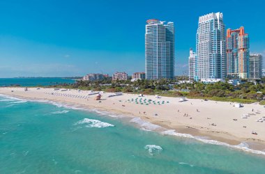 İHA 'dan Miami sahiline. Miami bölgesi gökyüzü manzarası. Panoramik Miami kıyı şeridi. Miami kıyısı
