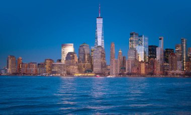 New York 'ta şehir kuleleri olan Manhattan panoraması. New York 'ta Manhattan' ın sembolik manzarası. Manhattan Hudson Nehri 'nin karşısında, New York' ta. New York 'ta gökyüzünde Manhattan silueti