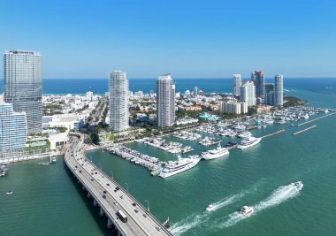 Miami 'deki MacArthur Geçidi. Biscayne Körfezi köprüsü. Miami Plajı hava manzaralı. Miami kıyı şeridi. Miami 'de yaz tatili