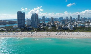 Turkuaz okyanus ve gökyüzü olan Miami kıyısı. Miami Beach silueti. Miami 'nin ünlü okyanusu. Miami kıyısı