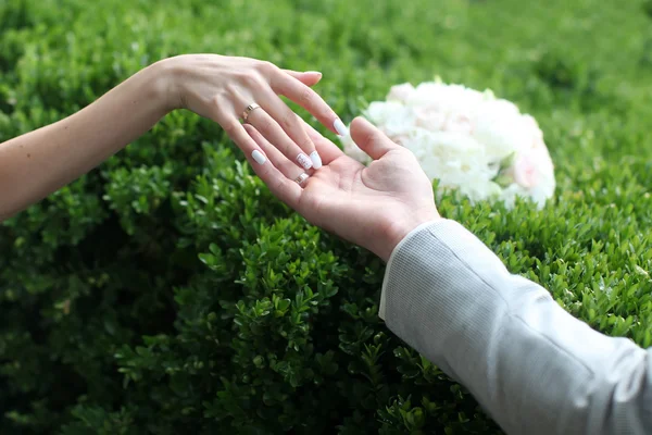 Menschenhände und Hochzeitsblumen — Stockfoto
