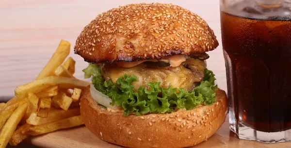 Hamburger i cola — Zdjęcie stockowe