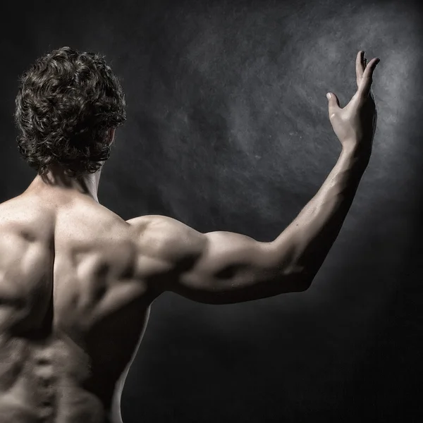 Visão traseira do homem muscular — Fotografia de Stock