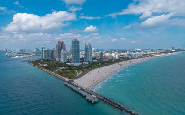 Miami sahili şehir manzarası. Miami Plajı şehir merkezinde. Miami Rıhtımı, Güney Noktası. Miami sahili kıyısı