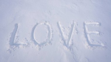 Karda kar aşkı. Kış geçmişine bayılırım. Karda aşk metni. Kalp karlı zeminde. Kış aşkı. Kar kalbi arka planı