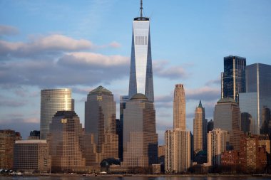 Hudson Nehri üzerinde New York City silueti. Modern gökdelenleri olan Manhattan liman manzarası. New York şehir merkezi gökyüzü ikonik kuleleri ve mavi gökyüzüyle