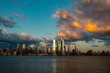 New York, Birleşik Devletler. Manhattan 'daki New York şehrinin gökyüzü manzarası. New York, New York. Amerikan şehri. Manhattan silueti. New York şehrinin silüeti. NYC 'nin şehir manzarası. New York 'un ünlü simgeleri