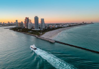 Akşam Miami 'nin insansız hava aracı çekimi. Miami bölgesi gökyüzü manzarası. Miami kıyı şeridi. Gece Miami Sahili 'nin havadan görünüşü