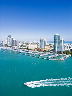 İHA 'dan Miami sahiline. Miami bölgesi gökyüzü manzarası. Miami şehri. Panoramik Miami kıyı şeridi