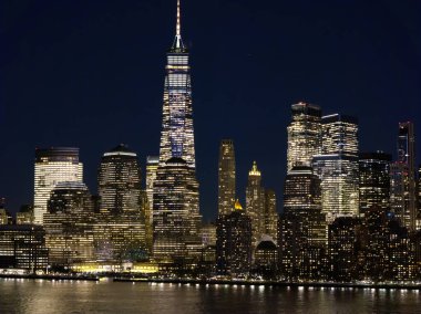 New York rıhtımı. New York büyük Amerikan şehri. Geceleri New York 'ta. Manhattan Kulesi ile New York silueti. Aşağı Manhattan siluetinin NYC panoramik görüntüsü. New York, Manhattan silueti