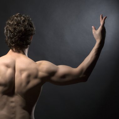 Kaslı adamın arka görünüşü