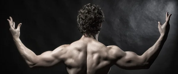 Visão traseira do homem muscular — Fotografia de Stock