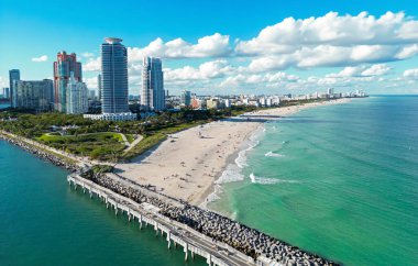 Miami Beach silueti. Turkuaz okyanus ve gökyüzü olan Miami kıyısı. Miami 'nin ünlü okyanusu. Miami kıyısı