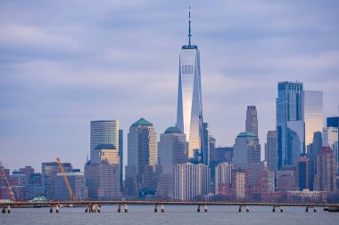Sıcak güneş ışığında New York gökdelenleri. Nehrin yukarısındaki New York Manhattan silueti. New York şehrinin gökyüzü geniş panorama. Meşhur silueti olan New York Amerikan şehri