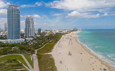 İHA 'dan Miami sahiline. Miami bölgesi gökyüzü manzarası. Panoramik Miami kıyı şeridi. Miami kıyısı