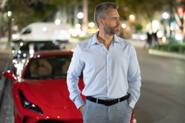 Yaz seyahatinde şehir caddesinde yürüyen bir turist. Turist kendine güvenen sıradan bir portre. Yolculuk sırasında turist ciddi görünüyor. Tatil turizminin tadını çıkaran turistler