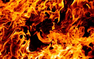 Ateş alevi dokusu. Ateş kıvılcımları. Siyah arka planda yangın. Ateş parlama etkisi