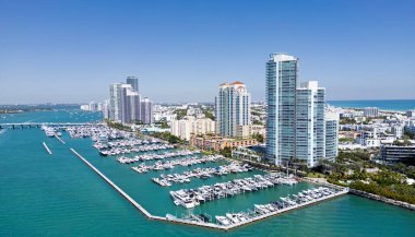 Miami şehri hava manzarası. Miami sahili şehir manzarası. Miami Plajı şehir merkezinde. Miami Okyanusu kıyısı