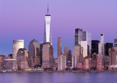 Alacakaranlıkta Manhattan silueti. New York City gökdelenleri panorama. Manhattan panoramik silueti. New York şehrinin silueti. New York üzerinde Manhattan gökdelenleri. New York gökyüzü manzarası