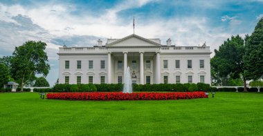 Washington 'daki Beyaz Saray. Mavi gökyüzünün altındaki Beyaz Saray. Amerikan başkanlarının evi. İkonik Beyaz Saray binası. Federal hükümet. Beyaz Saray ve Amerikan bayrağı